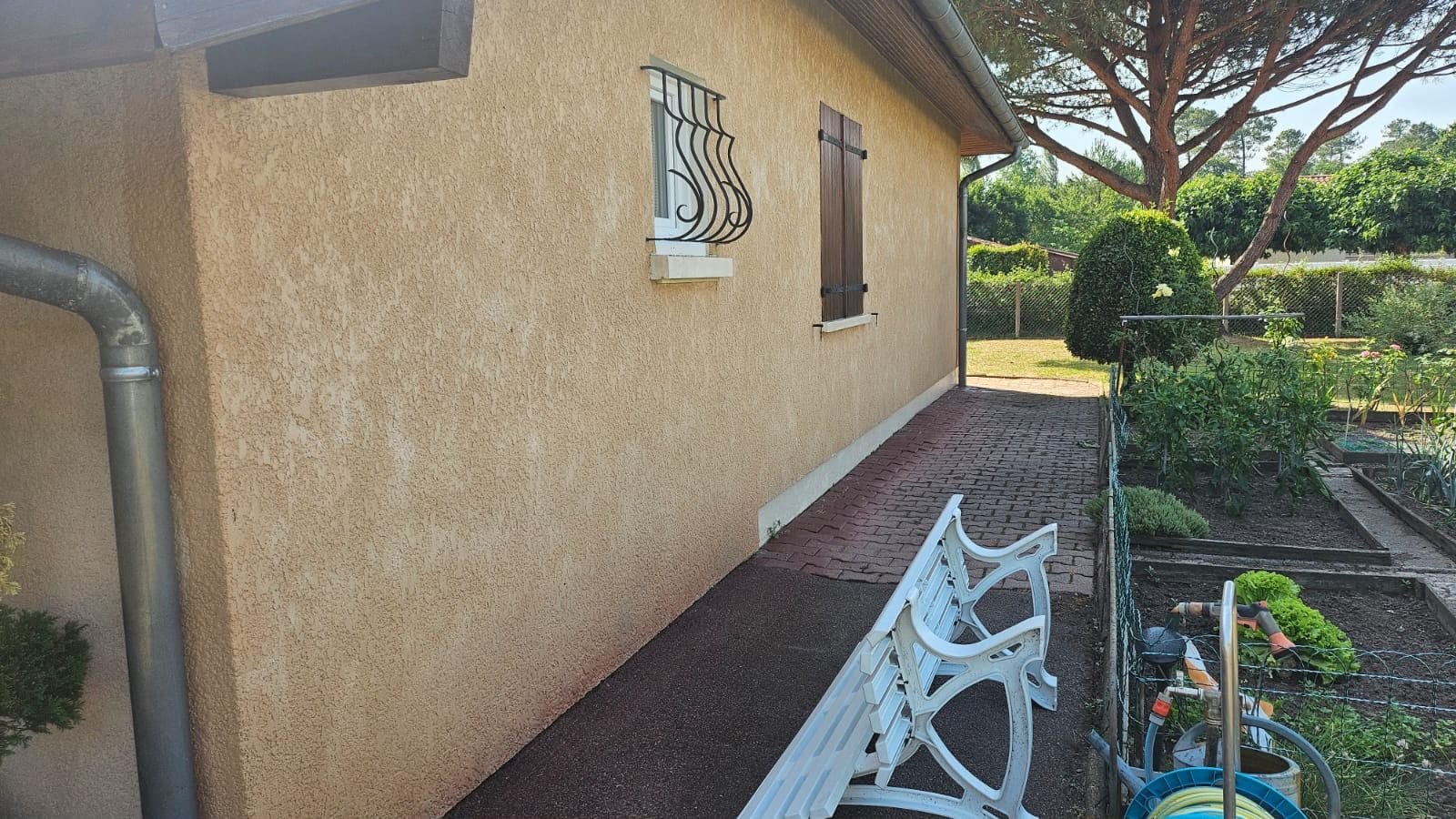 Façade enduit taloché rénovée par HRC Rénovation - Dordogne